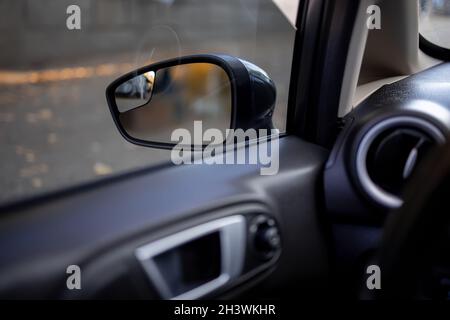 Blick vom Innenraum des Fahrzeugs auf den Seitenspiegel der Rückansicht des Fahrzeugs Stockfoto