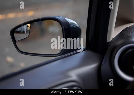 Blick vom Innenraum des Fahrzeugs auf den Seitenspiegel der Rückansicht des Fahrzeugs Stockfoto