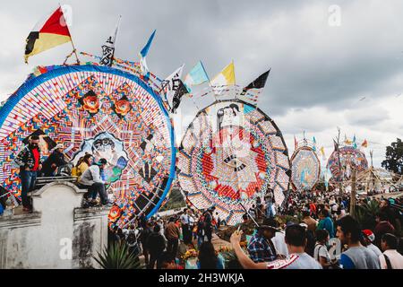 Gigantisches Drachenfest auf einem Friedhof - berühmter, traditioneller Tag der Totenfeier in Santiago, Guatemala. Stockfoto