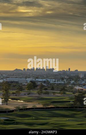 Skyline von Phoenix Arizona bei Sonnenuntergang bei Einer Summers Night Stockfoto