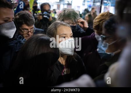 Glasgow, Großbritannien. Die schwedische Klimaaktivistin Greta Thunberg kommt in der Stadt an und wird von Presse und Fans im Vorfeld der 26. UN-Klimakonferenz, bekannt als COP26, am 30. Oktober 2021 in Glasgow, Großbritannien, geächtet. Foto: Jeremy Sutton-Hibbert/Alamy Live News. Stockfoto