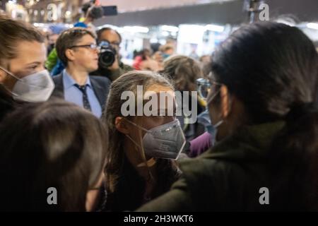 Glasgow, Großbritannien. Die schwedische Klimaaktivistin Greta Thunberg kommt in der Stadt an und wird von Presse und Fans im Vorfeld der 26. UN-Klimakonferenz, bekannt als COP26, am 30. Oktober 2021 in Glasgow, Großbritannien, geächtet. Foto: Jeremy Sutton-Hibbert/Alamy Live News. Stockfoto