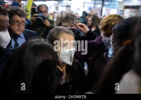 Glasgow, Großbritannien. Die schwedische Klimaaktivistin Greta Thunberg kommt in der Stadt an und wird von Presse und Fans im Vorfeld der 26. UN-Klimakonferenz, bekannt als COP26, am 30. Oktober 2021 in Glasgow, Großbritannien, geächtet. Foto: Jeremy Sutton-Hibbert/Alamy Live News. Stockfoto