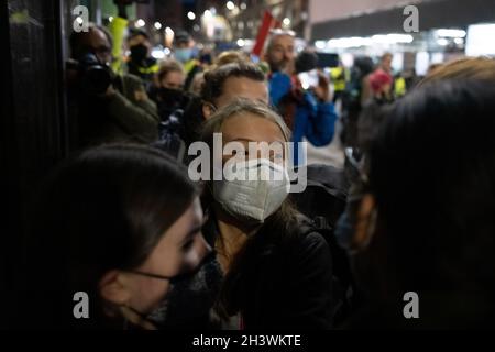 Glasgow, Großbritannien. Die schwedische Klimaaktivistin Greta Thunberg kommt in der Stadt an und wird von Presse und Fans im Vorfeld der 26. UN-Klimakonferenz, bekannt als COP26, am 30. Oktober 2021 in Glasgow, Großbritannien, geächtet. Foto: Jeremy Sutton-Hibbert/Alamy Live News. Stockfoto