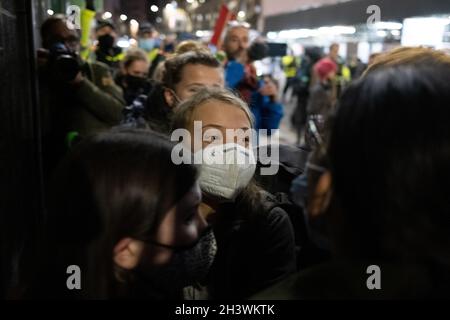 Glasgow, Großbritannien. Die schwedische Klimaaktivistin Greta Thunberg kommt in der Stadt an und wird von Presse und Fans im Vorfeld der 26. UN-Klimakonferenz, bekannt als COP26, am 30. Oktober 2021 in Glasgow, Großbritannien, geächtet. Foto: Jeremy Sutton-Hibbert/Alamy Live News. Stockfoto