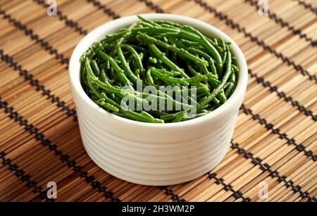 Frische grüne Algen oder Algen in einer weißen Schale Stockfoto