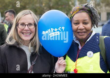 30. Oktober 2021, Parliament Square, London, Großbritannien. HIV-Aktivisten marschieren in London, um die Achtung ihrer Menschenrechte zu fordern und die Vielfalt zu feiern. Stockfoto