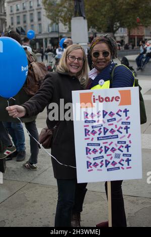 30. Oktober 2021, Parliament Square, London, Großbritannien. HIV-Aktivisten marschieren in London, um die Achtung ihrer Menschenrechte zu fordern und die Vielfalt zu feiern. Stockfoto