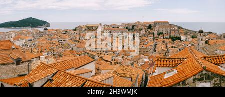 Panoramablick auf die ganze Altstadt von Dubrovnik. Blick von der Wand auf die Ziegeldächer. Stockfoto