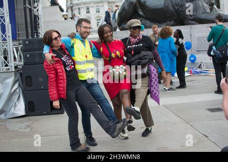 30. Oktober 2021, Parliament Square, London, Großbritannien. HIV-Aktivisten marschieren in London, um die Achtung ihrer Menschenrechte zu fordern und die Vielfalt zu feiern. Stockfoto