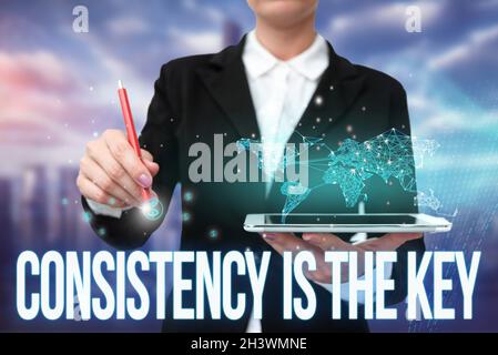 Das Zeichen, das Konsistenz anzeigt, ist der Schlüssel. Geschäftsübersicht durch Breaking Bad Habits und Forming Good Ones Lady in Uniform Standing Halten Tablet Typing Stockfoto