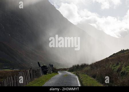 Hier ist ein starker Regenguss in Nant Ffrancon (Ogwen Valley) in Snowdonia, Nordwales, zu sehen. Stockfoto