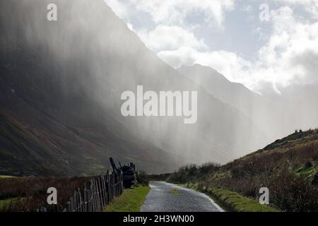 Hier ist ein starker Regenguss in Nant Ffrancon (Ogwen Valley) in Snowdonia, Nordwales, zu sehen. Stockfoto