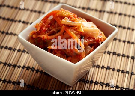 Kimchi – traditionelle koreanische fermentierte probiotische Speisen in einer weißen Schüssel Stockfoto