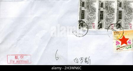 GOMEL, WEISSRUSSLAND - 19. APRIL 2021: Alter Umschlag, der von China nach Gomel, Weißrussland, geschickt wurde, 24. Februar 2021. Stockfoto