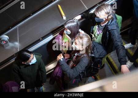 Glasgow, Schottland, Großbritannien. Oktober 2021. IM BILD: Die Klimaaktivistin Greta Thunbrug sah, wie sie inmitten eines Medienrausches mit Polizisten und Sicherheitspersonal der Polizei in Schottland in der Glasgow Central Station eintraf. Vor dem Sender brach ein Mediengedränge aus, in dem eine Menge von Pressefotografen, Journalisten, Nachrichtencrews und Mitgliedern der Öffentlichkeit nach einem Blick suchte. Quelle: Colin Fisher/Alamy Live News Stockfoto