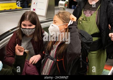 Glasgow, Schottland, Großbritannien. Oktober 2021. IM BILD: Die Klimaaktivistin Greta Thunbrug sah, wie sie inmitten eines Medienrausches mit Polizisten und Sicherheitspersonal der Polizei in Schottland in der Glasgow Central Station eintraf. Vor dem Sender brach ein Mediengedränge aus, in dem eine Menge von Pressefotografen, Journalisten, Nachrichtencrews und Mitgliedern der Öffentlichkeit nach einem Blick suchte. Quelle: Colin Fisher/Alamy Live News Stockfoto