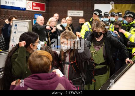 Glasgow, Schottland, Großbritannien. Oktober 2021. IM BILD: Die Klimaaktivistin Greta Thunbrug sah, wie sie inmitten eines Medienrausches mit Polizisten und Sicherheitspersonal der Polizei in Schottland in der Glasgow Central Station eintraf. Vor dem Sender brach ein Mediengedränge aus, in dem eine Menge von Pressefotografen, Journalisten, Nachrichtencrews und Mitgliedern der Öffentlichkeit nach einem Blick suchte. Quelle: Colin Fisher/Alamy Live News Stockfoto