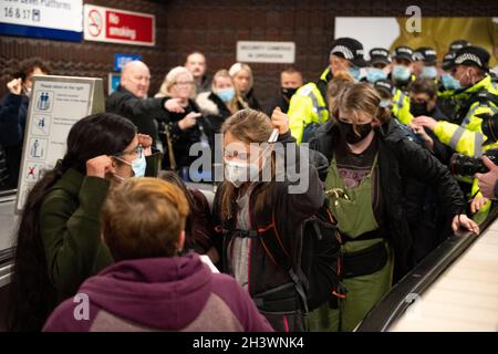 Glasgow, Schottland, Großbritannien. Oktober 2021. IM BILD: Die Klimaaktivistin Greta Thunbrug sah, wie sie inmitten eines Medienrausches mit Polizisten und Sicherheitspersonal der Polizei in Schottland in der Glasgow Central Station eintraf. Vor dem Sender brach ein Mediengedränge aus, in dem eine Menge von Pressefotografen, Journalisten, Nachrichtencrews und Mitgliedern der Öffentlichkeit nach einem Blick suchte. Quelle: Colin Fisher/Alamy Live News Stockfoto