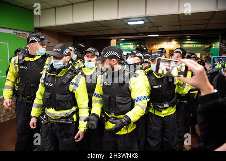 Glasgow, Schottland, Großbritannien. Oktober 2021. IM BILD: Die Klimaaktivistin Greta Thunbrug sah, wie sie inmitten eines Medienrausches mit Polizisten und Sicherheitspersonal der Polizei in Schottland in der Glasgow Central Station eintraf. Vor dem Sender brach ein Mediengedränge aus, in dem eine Menge von Pressefotografen, Journalisten, Nachrichtencrews und Mitgliedern der Öffentlichkeit nach einem Blick suchte. Quelle: Colin Fisher/Alamy Live News Stockfoto