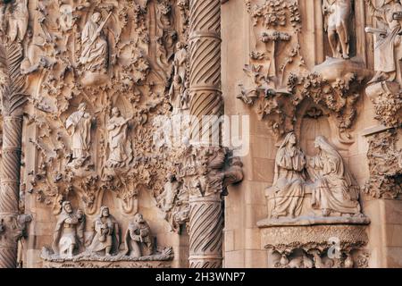 Barcelona, Spanien - 15. Dezember 2019: Skulpturen und Statuen an der Fassade des Gebäudes Sagrada Familia. Stockfoto