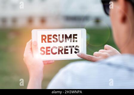 Schreiben mit Anzeige von Text Geheimnisse fortsetzen. Geschäftskonzept Tipps zur Erstellung von erstaunlichen Lebenslauf herausragend Biografie sprach- und Videoanrufe Stockfoto