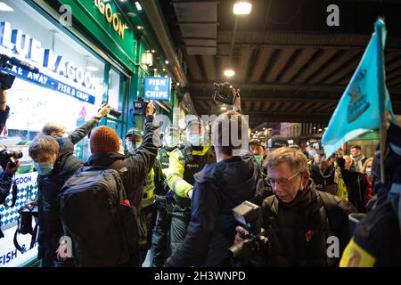 Glasgow, Schottland, Großbritannien. Oktober 2021. IM BILD: Die Klimaaktivistin Greta Thunbrug sah, wie sie inmitten eines Medienrausches mit Polizisten und Sicherheitspersonal der Polizei in Schottland in der Glasgow Central Station eintraf. Vor dem Sender brach ein Mediengedränge aus, in dem eine Menge von Pressefotografen, Journalisten, Nachrichtencrews und Mitgliedern der Öffentlichkeit nach einem Blick suchte. Quelle: Colin Fisher/Alamy Live News Stockfoto