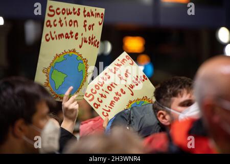 Glasgow, Schottland, Großbritannien. Oktober 2021. IM BILD: Die Klimaaktivistin Greta Thunbrug sah, wie sie inmitten eines Medienrausches mit Polizisten und Sicherheitspersonal der Polizei in Schottland in der Glasgow Central Station eintraf. Vor dem Sender brach ein Mediengedränge aus, in dem eine Menge von Pressefotografen, Journalisten, Nachrichtencrews und Mitgliedern der Öffentlichkeit nach einem Blick suchte. Quelle: Colin Fisher/Alamy Live News Stockfoto