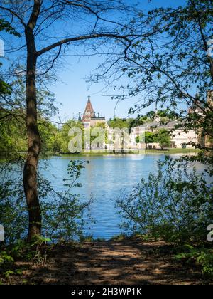 (Schloss Laxenburg Franzensburg) in der Nähe von Wien (Österreich) mit dem See im Vordergrund. Stockfoto