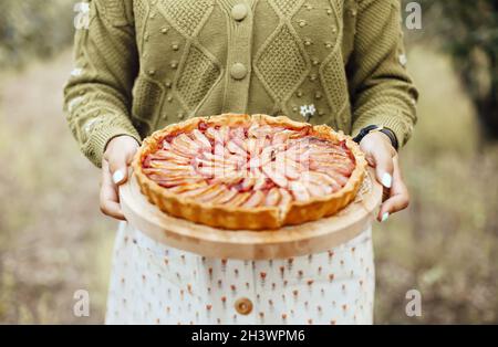 Crop Frau mit Kuchen auf dem Land Stockfoto
