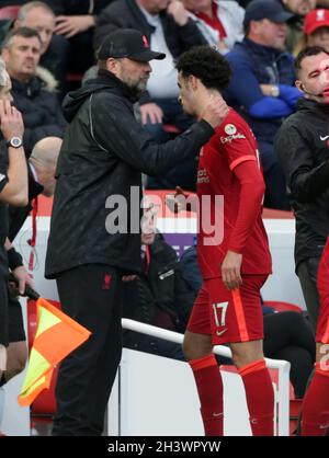 Anfield, Liverpool, Großbritannien. Oktober 2021. Premier League Football, Liverpool gegen Brighton und Hove Albion; Liverpool-Manager Jurgen Klopp streicht Curtis Jones von Liverpool auf den Rücken, als er erbt wird Credit: Action Plus Sports/Alamy Live News Stockfoto