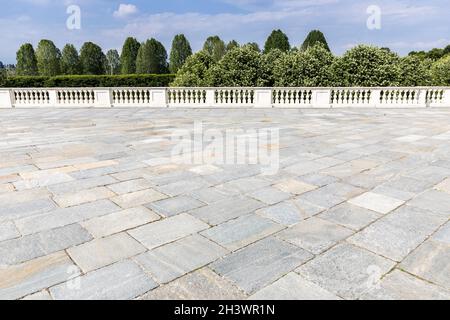 Außen mit altem grauen Steinfußboden. Vintage strukturiertes Pflaster und blauer Himmel im Hintergrund. Stockfoto