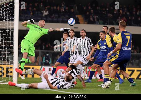 Verona, Italien. Oktober 2021. Lorenzo Montipo von Hellas Verona rettet während der Serie Ein Fußballspiel von 2021/2022 zwischen Hellas Verona und Juventus FC im Marcantonio Bentegodi Stadion in Verona (Italien), 30. Oktober 2021. Foto Federico Tardito/Insidefoto Kredit: Insidefoto srl/Alamy Live News Stockfoto