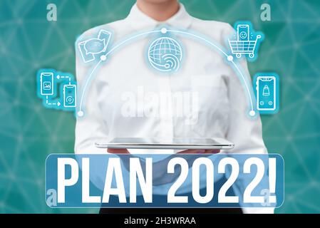 Handschriftentext Plan 2022. Wort für detaillierte Vorschlag tun etwas erreichen im nächsten Jahr Lady Uniform stehend Tablet Hand präsentiert Virtual Modern Stockfoto