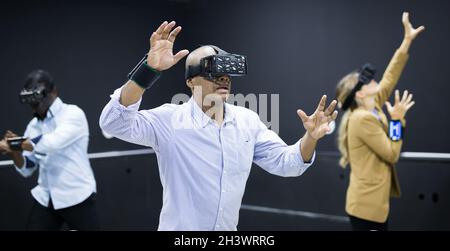 Multiethnische Freunde mit einer Virtual-Reality-Brille Stockfoto