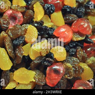 Hintergrund von verschiedenen getrockneten Früchten in Brandy für einen Weihnachtskuchen getränkt Stockfoto