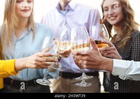 Crop Freunde klirrende Gläser Wein Stockfoto