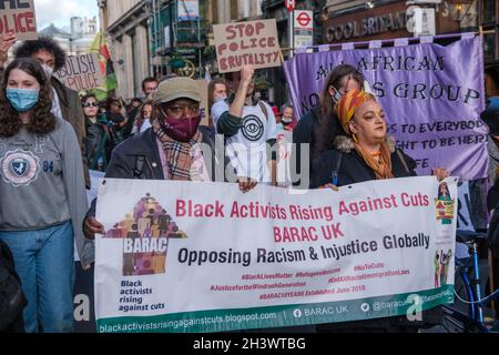 London, Großbritannien. Oktober 2021. Die jährliche Gedenkprozession der United Families and Friends Campaign (UFFC) marschiert langsam und schweigend vom Trafalgar Square zur Downing Street zu einer lauten Kundgebung mit Sprechern der betroffenen Familien, die Gerechtigkeit für Angehörige fordern, die von der Polizei getötet und in Haft, psychischer Gesundheit und Immigrationshaft sind. Sie sagen: „Keine Gerechtigkeit, kein Frieden“. Peter Marshall/Alamy Live News Stockfoto