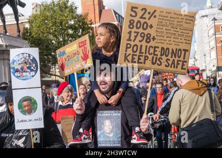 London, Großbritannien. Oktober 2021. Die jährliche Gedenkprozession der United Families and Friends Campaign (UFFC) marschiert langsam und schweigend vom Trafalgar Square zur Downing Street zu einer lauten Kundgebung mit Sprechern der betroffenen Familien, die Gerechtigkeit für Angehörige fordern, die von der Polizei getötet und in Haft, psychischer Gesundheit und Immigrationshaft sind. Sie sagen: „Keine Gerechtigkeit, kein Frieden“. Peter Marshall/Alamy Live News Stockfoto