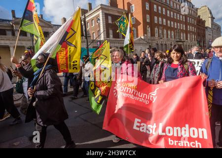 London, Großbritannien. Oktober 2021. Die jährliche Gedenkprozession der United Families and Friends Campaign (UFFC) marschiert langsam und schweigend vom Trafalgar Square zur Downing Street zu einer lauten Kundgebung mit Sprechern der betroffenen Familien, die Gerechtigkeit für Angehörige fordern, die von der Polizei getötet und in Haft, psychischer Gesundheit und Immigrationshaft sind. Sie sagen: „Keine Gerechtigkeit, kein Frieden“. Peter Marshall/Alamy Live News Stockfoto