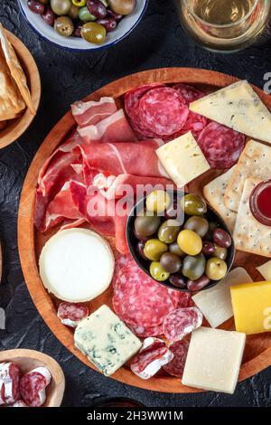 Italienische Antipasti oder spanische Tapas mit Wein. Gourmet-Wurstwaren und Käse Stockfoto