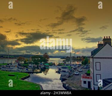 Bowling Harbour, Glasgow, Schottland, Großbritannien 30. Oktober 2021. Bowling Hafen wird beängstigend, wie die Nacht auf die Dunkelheit des Kanals fällt.Schöpfer tom o.brien hat das Binnenschiff, wo er lebt in einen kreativen Hotspot auf dem Forth und clyde Kanal mit halloween nähert sich seiner Skelett-Crew haben eine Band, die er nennt die dankbaren Toten auf seinem gegründet Boat benennt er die Sultane des Swings zu Ehren der düsteren Front, ein Zeichen knopfler. Es gibt eine kleine Grotte, die sein Garten vor seinem Boot auf dem Schleppweg gruselig gezuckt ist. Credit Gerard Ferry/Alamy Live News Stockfoto