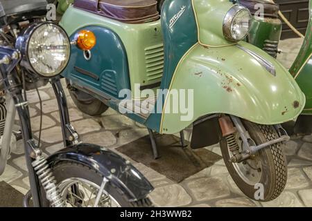Seltenes Retro-Motorrad des vergangenen Jahrhunderts im Fahrzeugmuseum Stockfoto