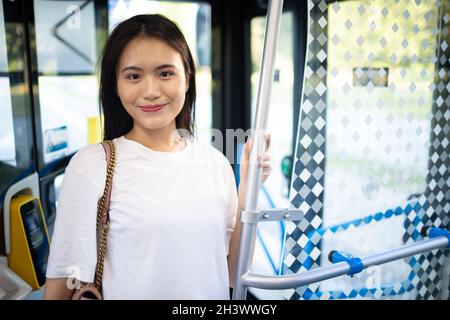 Asiatische Frau nehmen eine Fahrt mit öffentlichen Verkehrsmitteln Bus oder Straßenbahn. Stockfoto