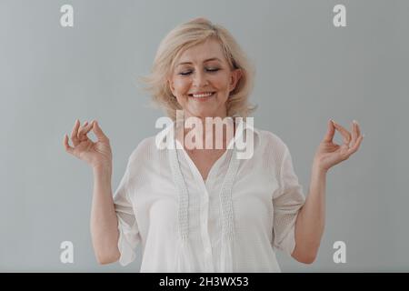 Ältere kaukasische alte Frau Porträt grauhaarig Stockfoto