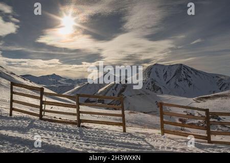 Die Skipisten von Erzurum Palandoken und das Palandokengebirge im Osten der Türkei. Landschaftsfoto, aufgenommen gegen klaren Himmel und Sonne. Stockfoto