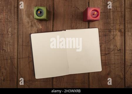Ein Foto über dem Kopf von zwei Kerzen und einem offenen Schattenbuch mit Kopierraum Stockfoto