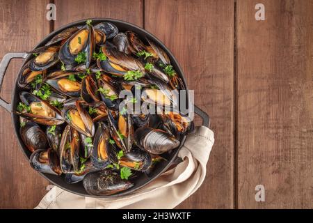 Marinara-Muscheln, Moules Mariniere, in einem Kochtopf, Blick von oben Stockfoto