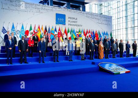 Rom, Italien. Oktober 2021. Die Staats- und Regierungschefs der Welt stehen zu Beginn der G20-Gipfeltreffen, dem ersten persönlichen Treffen seit Beginn der Pandemie im Konferenzzentrum La Nuvola am 30. Oktober 2021 in Rom, Italien, für das traditionelle Familienfoto zusammen. Bild: Adam Schultz/White House Photo/Alamy Live News Stockfoto