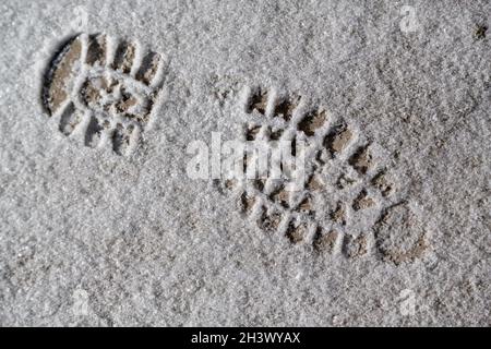 Fußabdrücke auf frisch gefallener Schnee. Stockfoto